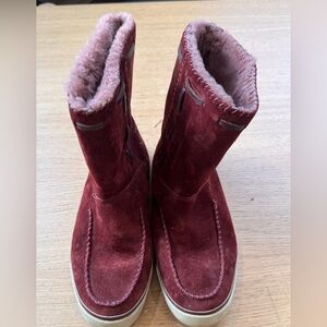 UGGS Womens F23011G  Rust Short Leather Trim Sheepskin lining Boots size 8